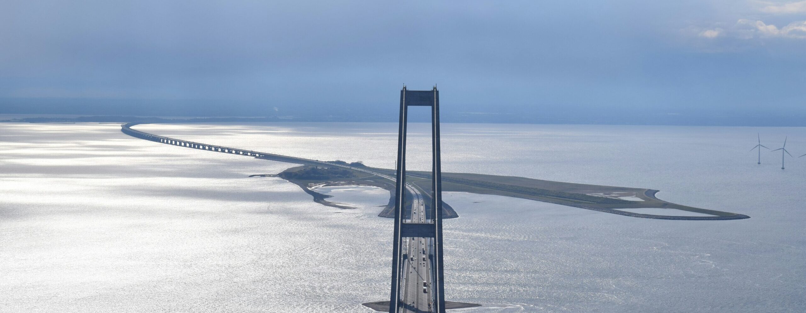 Dronebillede af Storebæltsbroen - professionelt overblik til erhverv